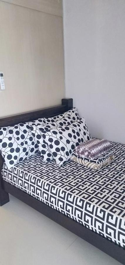 Yhanz Z Sea Residences Pasay Esterno foto