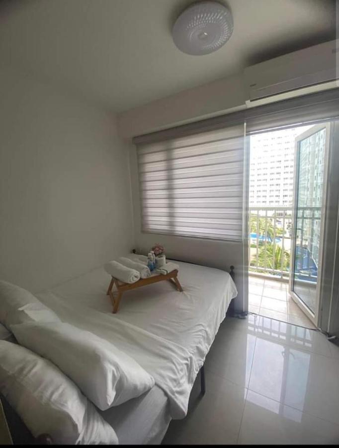 Yhanz Z Sea Residences Pasay Esterno foto